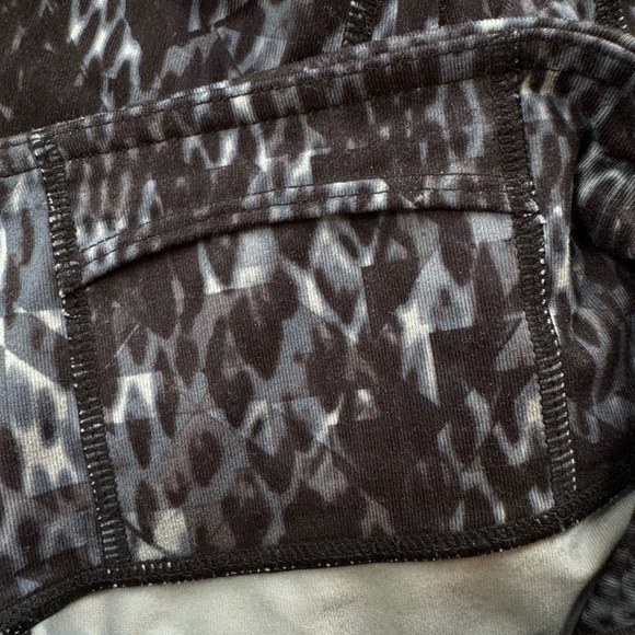 EUC Women’s Athleta leggings size s - Picture 4 of 4